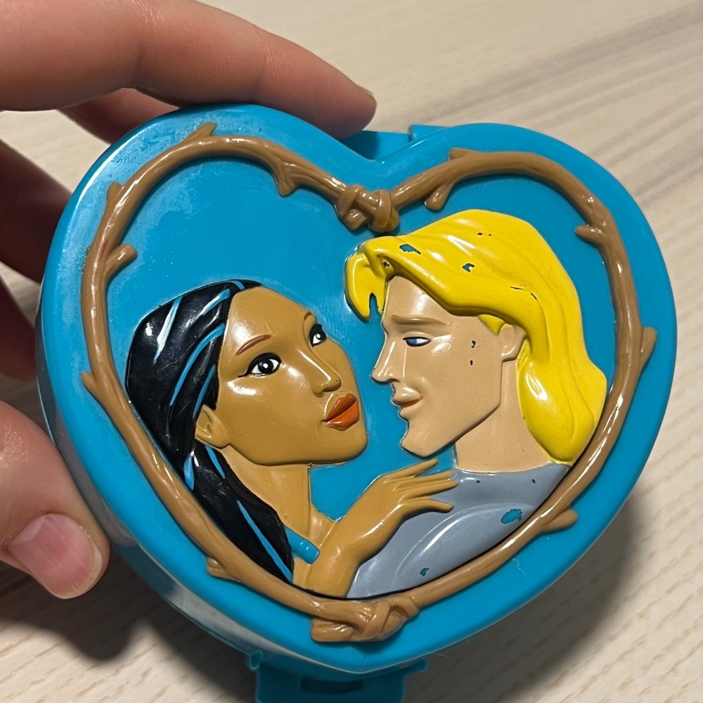 1995 Disney Polly Pocket Pocahontas Powhatan Home compact by Bluebird.